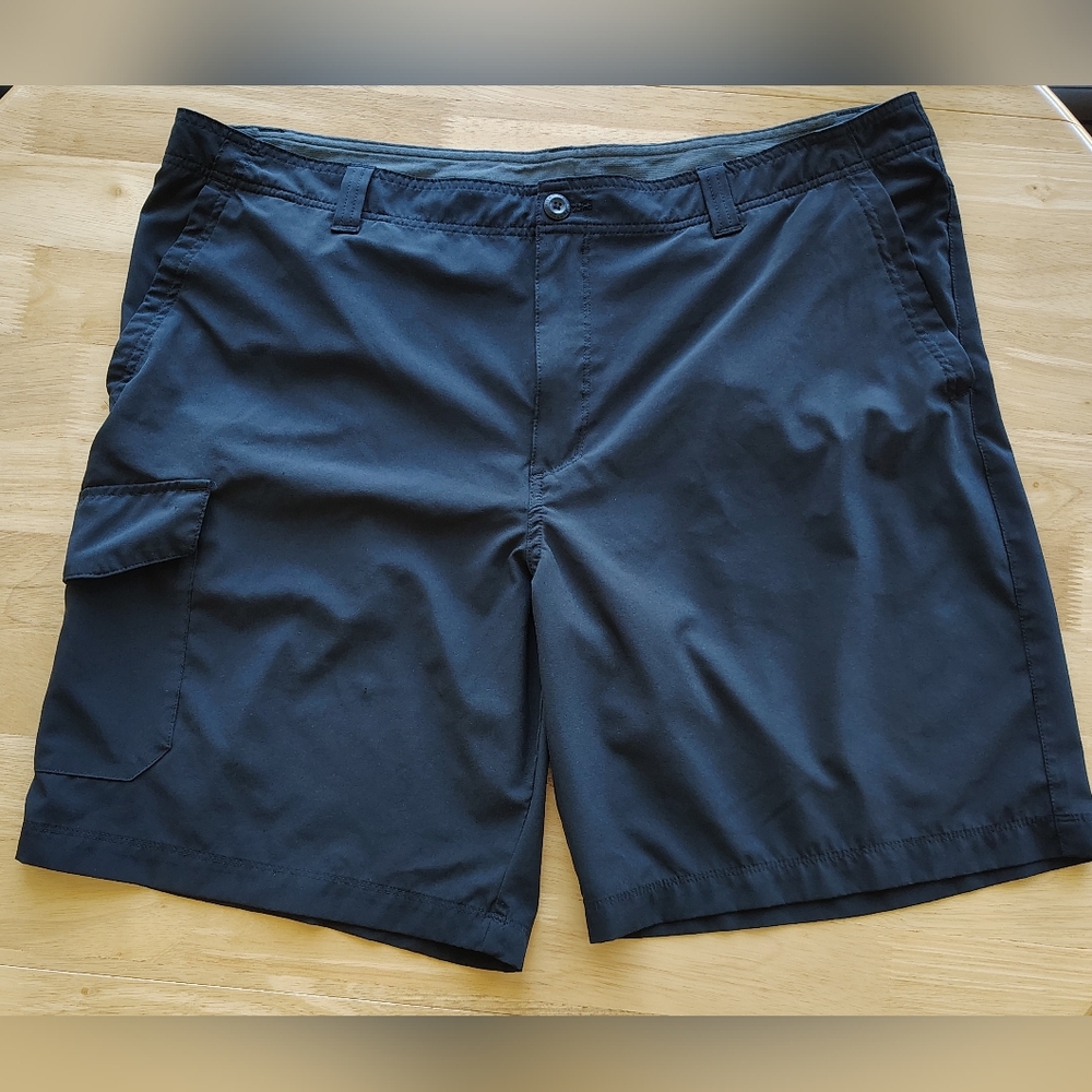 🏔️ Columbia Angus 10" Cargo Shorts. Size 42.